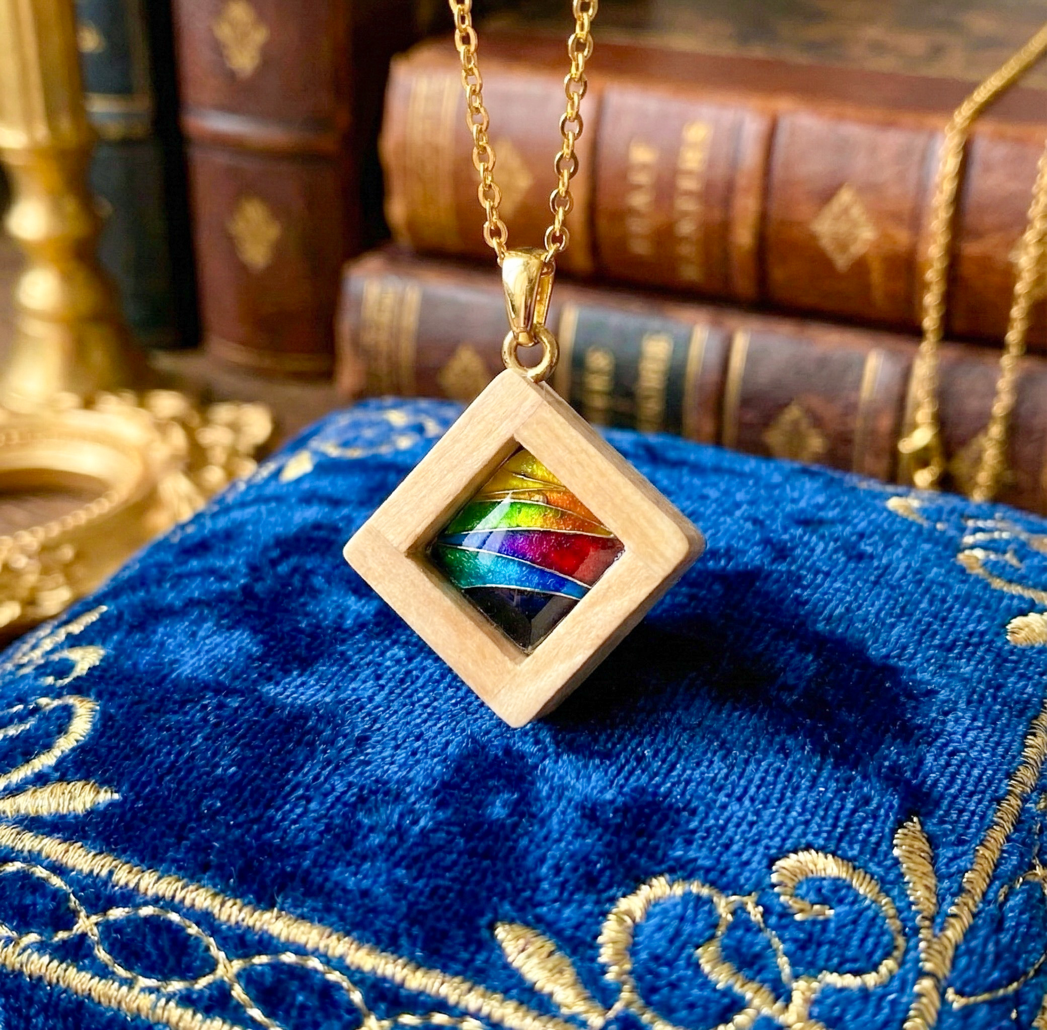 レインボー枡ネックレス 青ベルベット